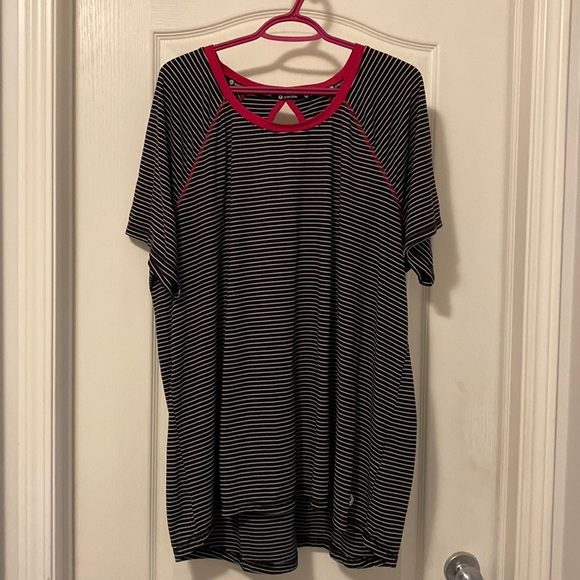 ActiveZone short sleeve top with key hole in back - Picture 1 of 4